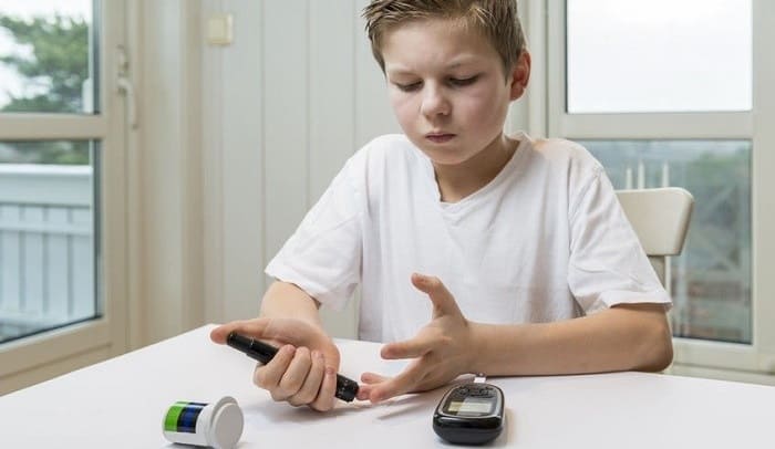 درمان دیابت نوع یک در کودکان با تزریق انسولین و رژیم غذایی