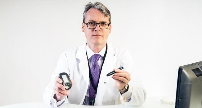 مراجعه به متخصص غدد برای تشخیص بیماری